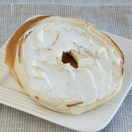 How many calories are in a bagel with cream cheese
